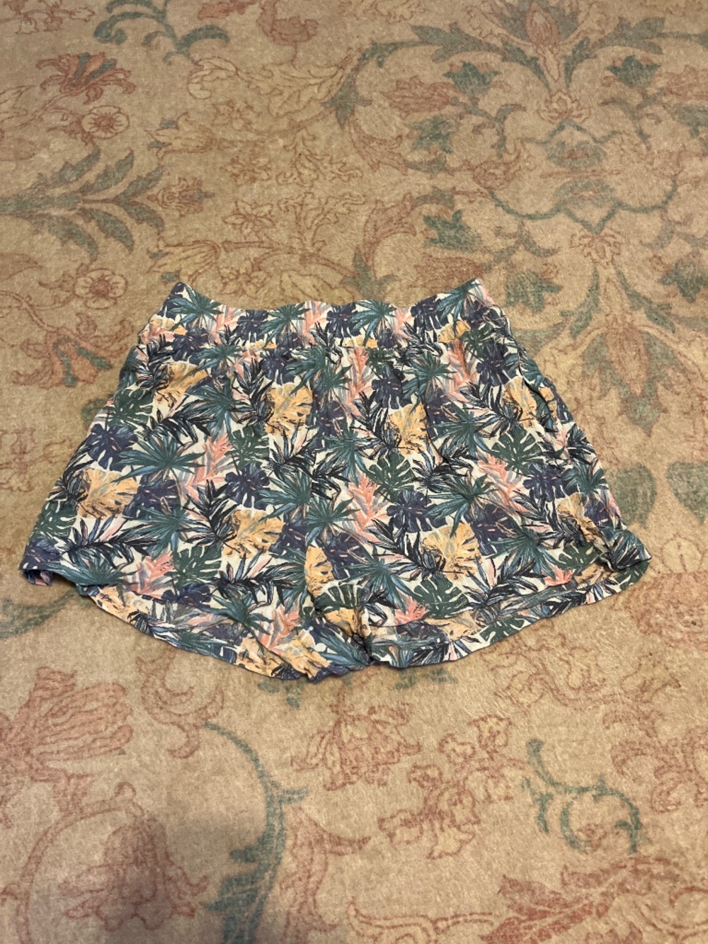 Hawaiian/palm leaves print linen shorts
